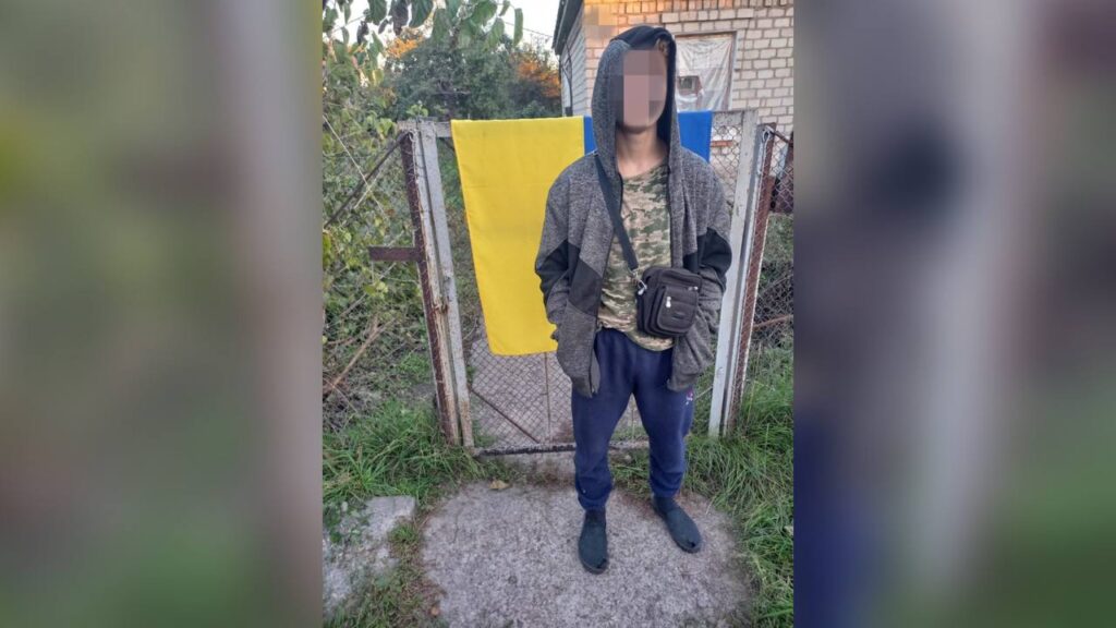У Марганці 20-річний хлопець викрав український прапор з флагштока та забрав його додому