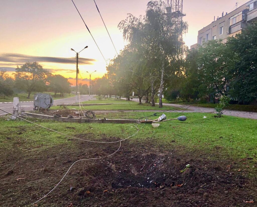Ракетний удар та артобстріли: вночі за вранці ворог обстрілював Дніпропетровщину