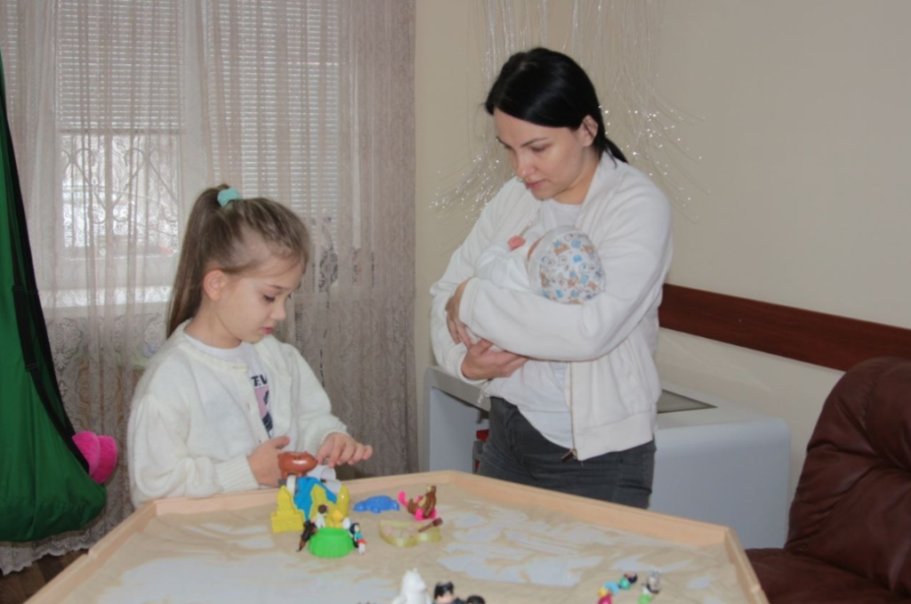 Пісочна арттерапія та штучний дощ: як у Дніпрі надають психологічну допомогу переселенцям