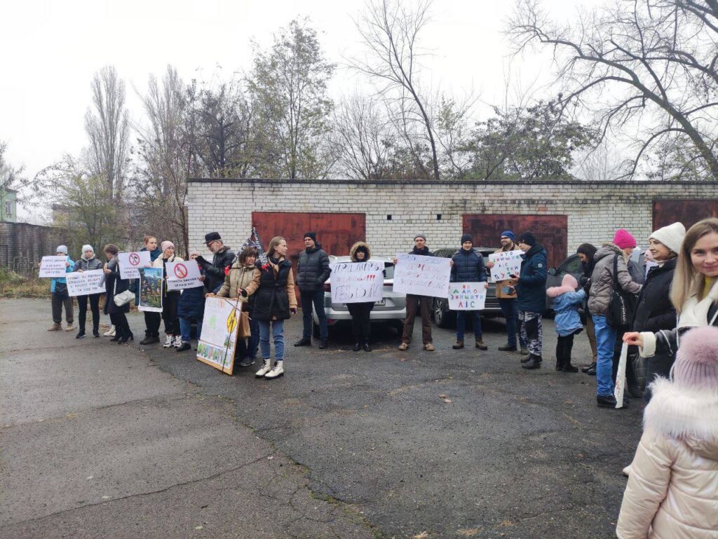 У Дніпрі продовжують боротьбу проти вирубки місцевого лісу