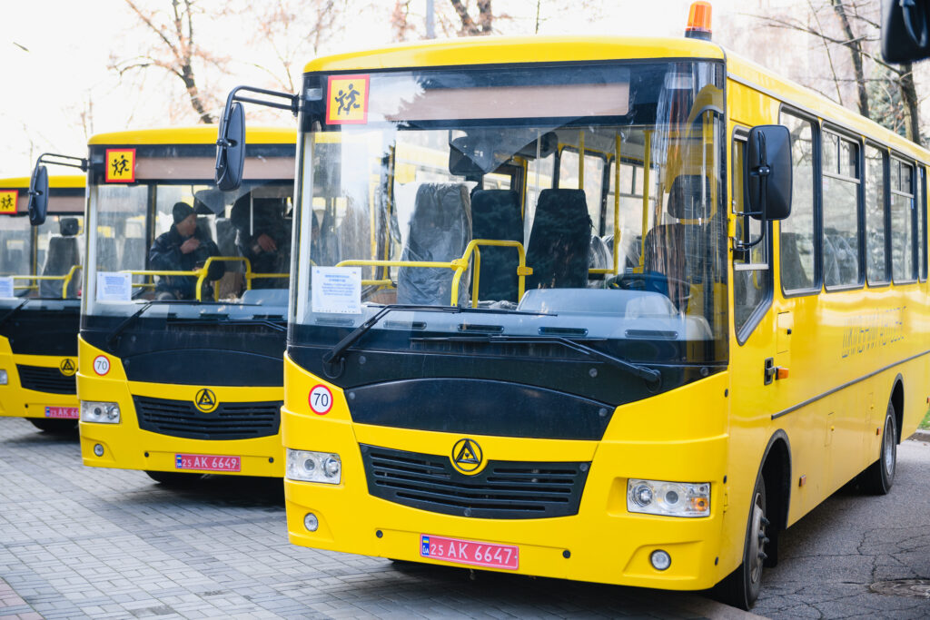 Навчальні заклади Дніпропетровської області отримають 46 нових автобусів