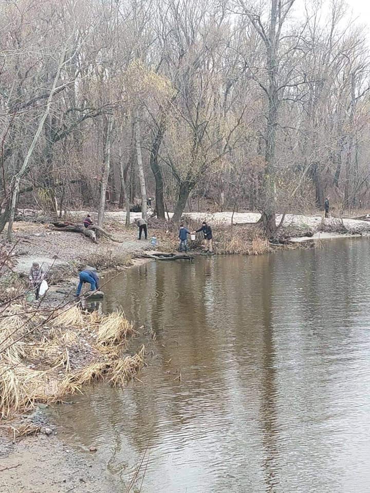 Поки дніпряни набирають воду з річки, місцевий водоканал не квапиться купляти електрогенератори