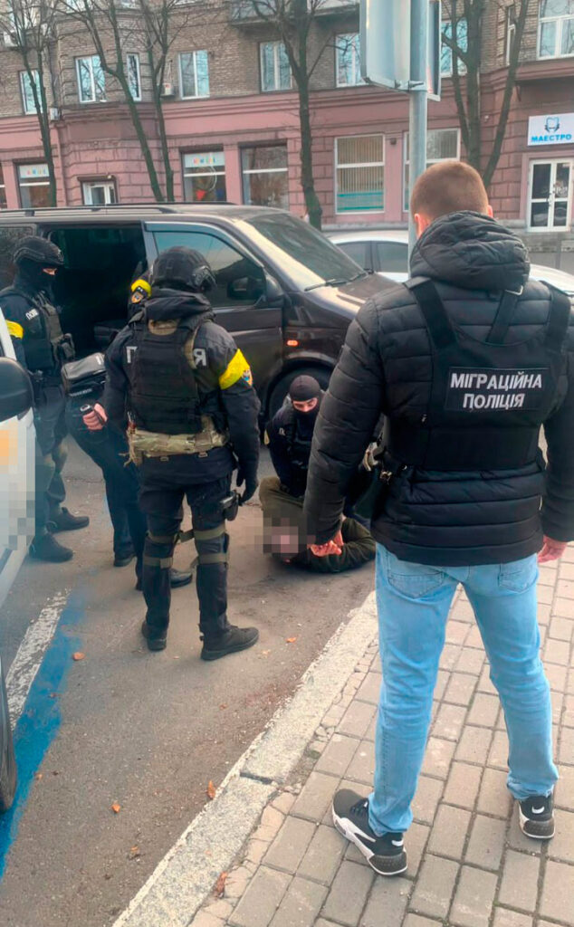 Правоохоронці затримали дніпрянина, який незаконно переправляв чоловіків за кордон
