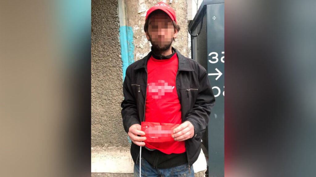 У Нікополі чоловік ходив містом у футболці та кепці з комуністичною символікою