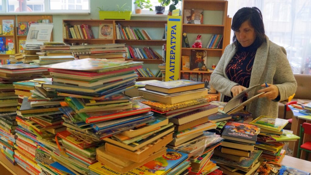 У Дніпрі збирають книжки для українців, які через війну опинилися за кордоном