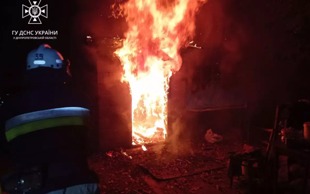 У Кам’янському районі горів житловий будинок, а у Синельниківському – гараж з авто