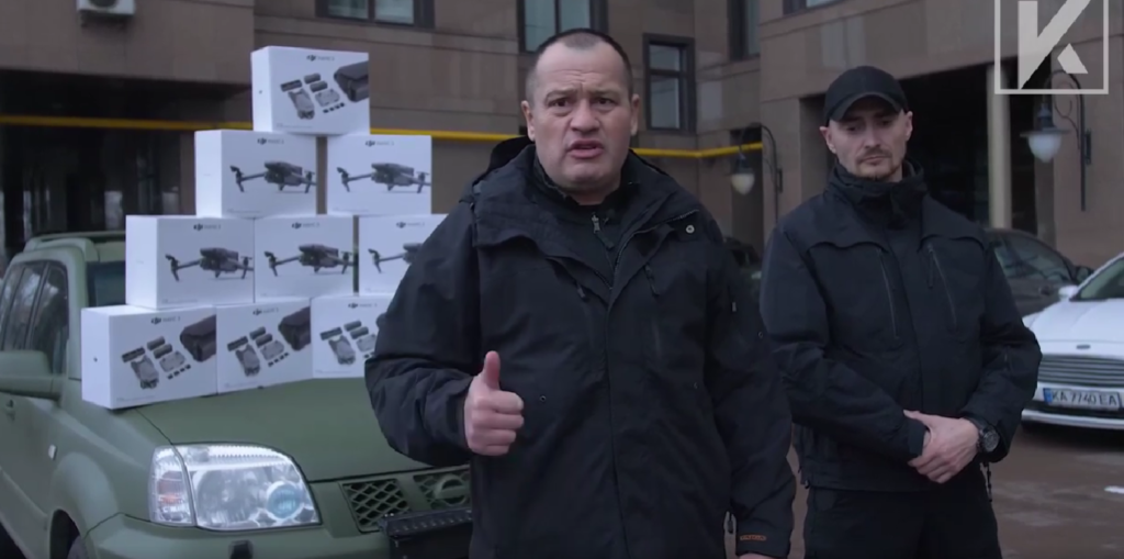 «Щоб швидше гнали ворога», – волонтери передали 72-й бригаді позашляховик та 10 безпілотників