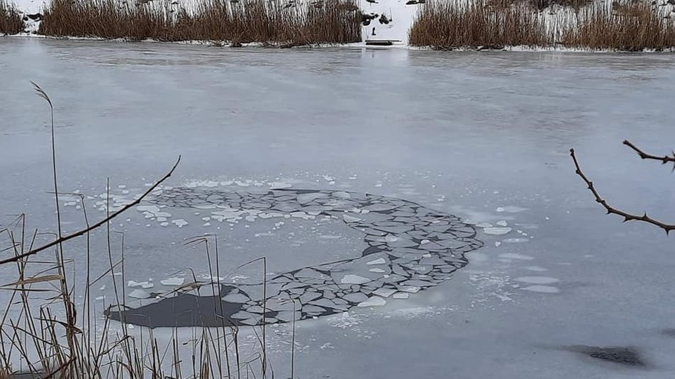 На Дніпропетровщині врятували дівчинку, яка провалилася під лід. Рятувальники закликають не виходити на водойми