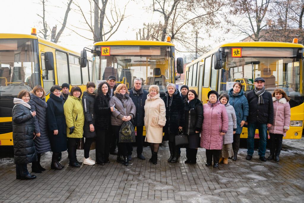 Ще 6 громад Дніпропетровщини отримали ключі від нових шкільних автобусів
