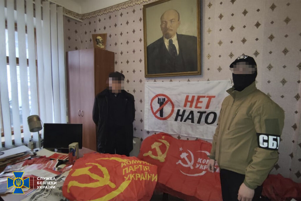 Під час обшуків у представників заборонених політичних партій знайшли зброю, георгіївські стрічки, російські прапори