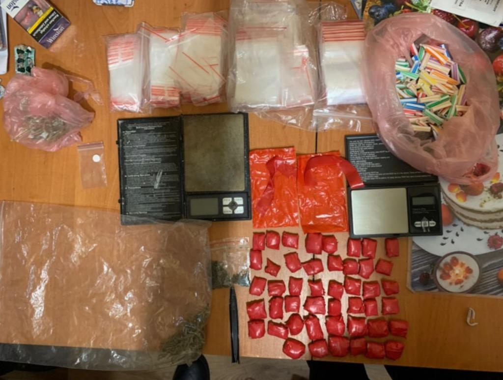 У Дніпрі під час обшуків поліцейські вилучили наркотичні речовини на суму понад 1,5 млн гривень