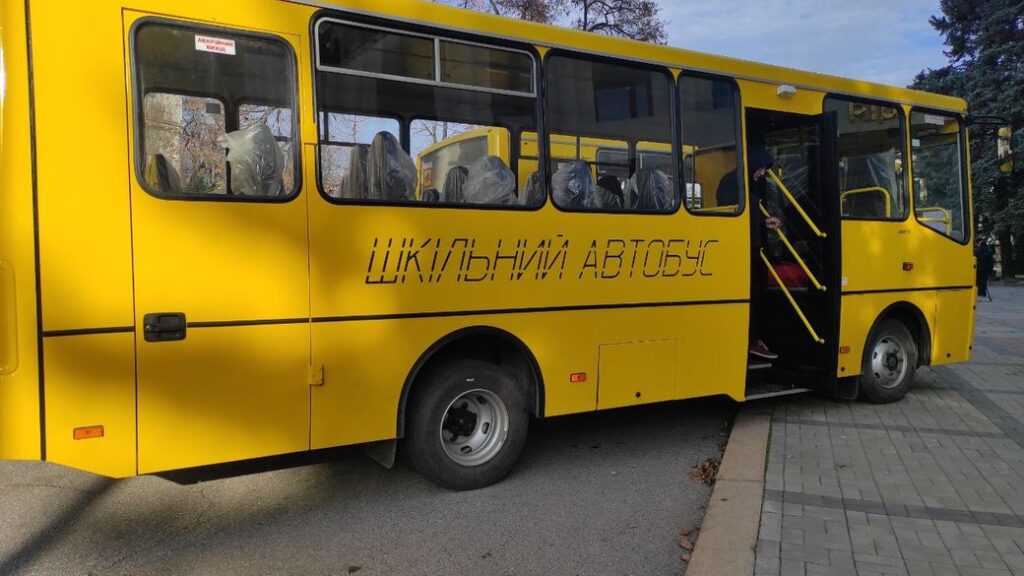 Громадам Дніпропетровщини передали 10 шкільних автобусів