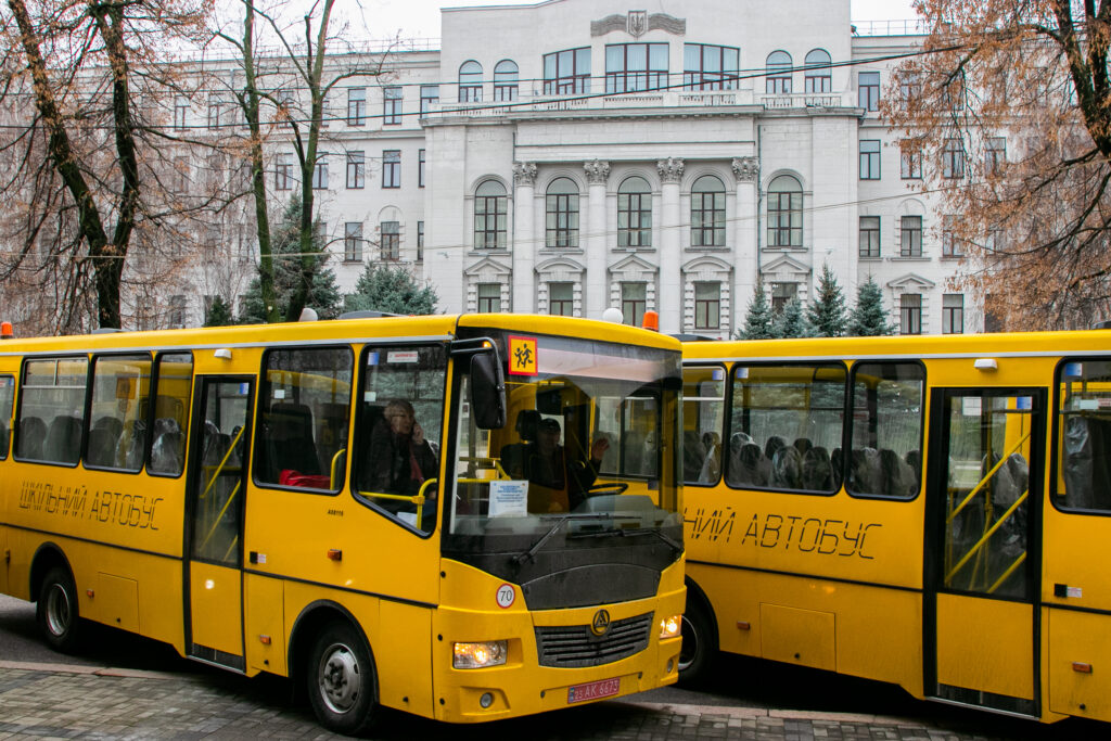 У школи на Дніпропетровщині передали нові автобуси замість тих, які забрали на потреби ЗСУ