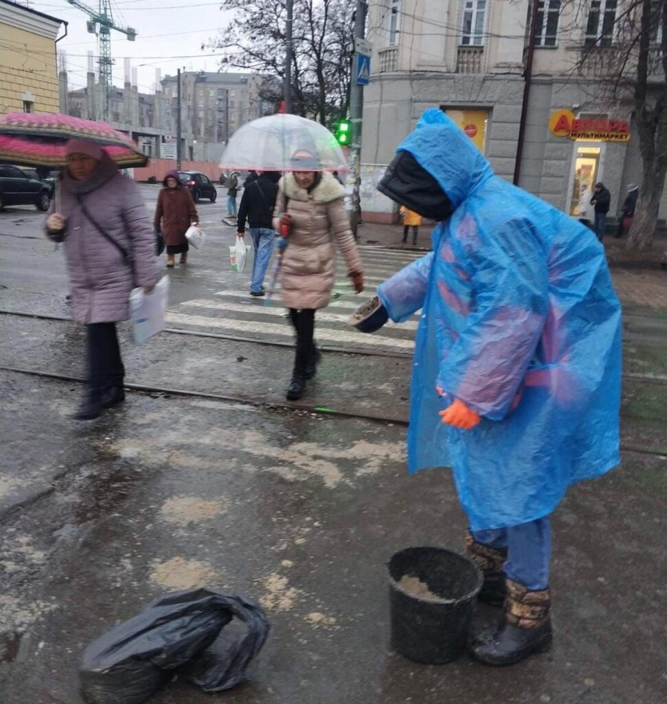 Дороги у Дніпрі обробляють понад 80 спецмашин. Через негоду призупинено частину громадського транспорту