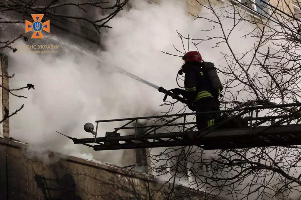 У Дніпрі горів багатоповерховий будинок: двоє людей загинули