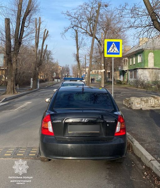 У Дніпрі патрульні затримали водійку за хабар та порушення ПДР