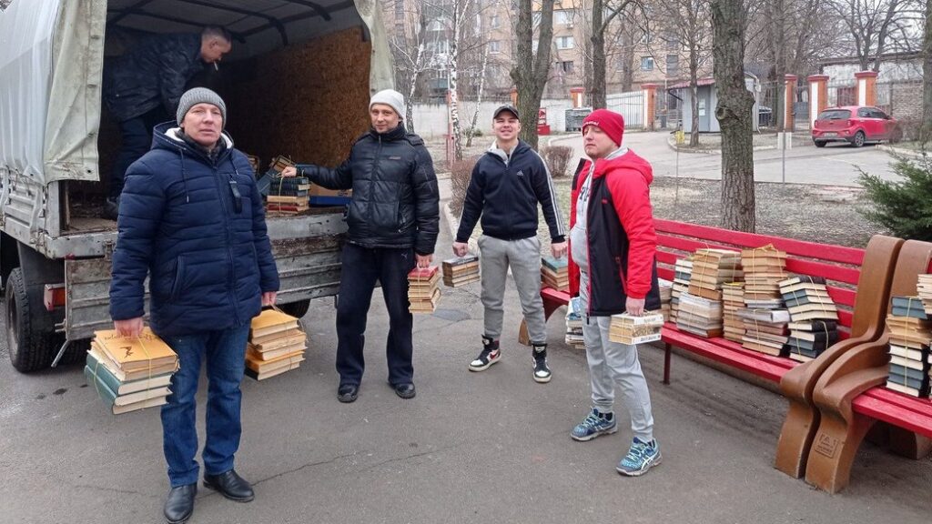 У Кривому Розі волонтери збирають макулатуру з російських книжок на користь Захисникам