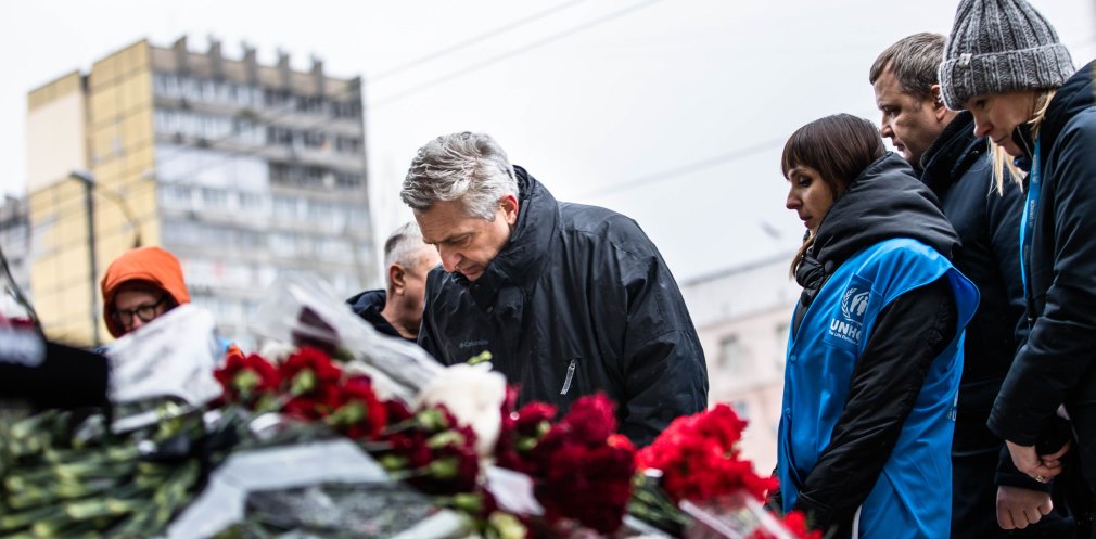 «Я розлючений, бо загинули мирні жителі» – Верховний Комісар ООН у справах біженців про потрощену багатоповерхівку у Дніпрі