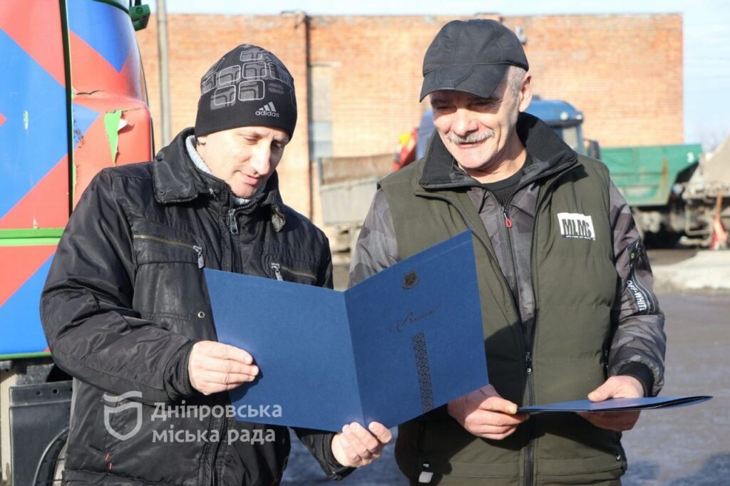 Комунальникам у Дніпрі, які знайшли вибухівку, вручили премії за пильність