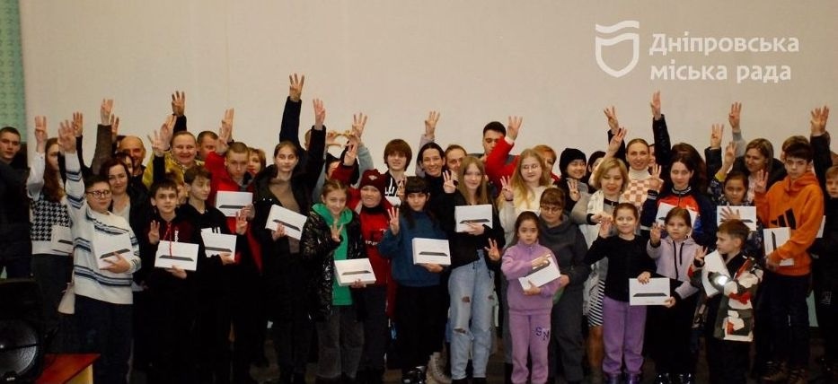У Дніпрі діти ВПО отримали планшети, кошти на які зібрали школярі з Норвегії