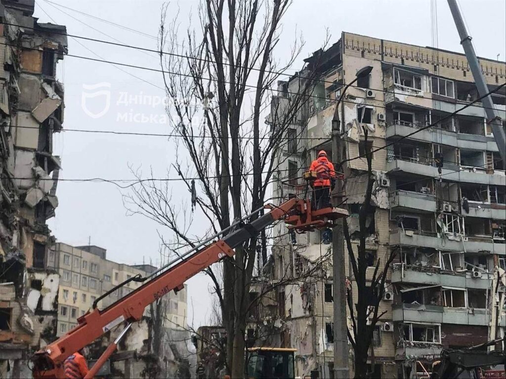 У Дніпрі почали відновлювати об’єкти транспортної інфраструктури, пошкоджені внаслідок ракетного удару