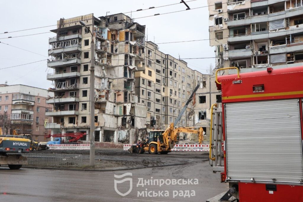 У житловий будинок, в який 14 січня влучила ракета, повертають воду, тепло та світло