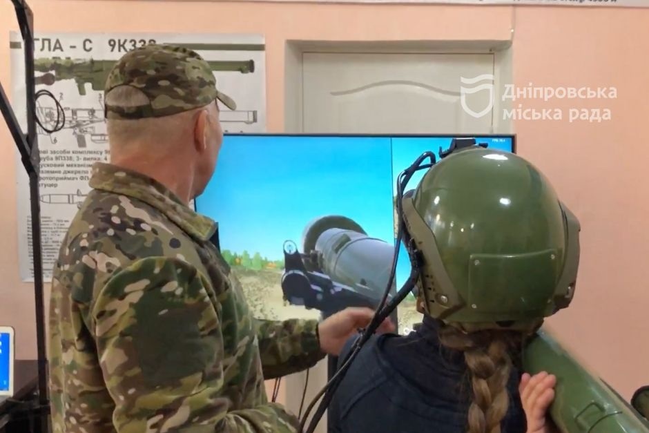 Аеророзвідка та керування важкою зброєю: як молодь Дніпра опановує навички військовослужбовців