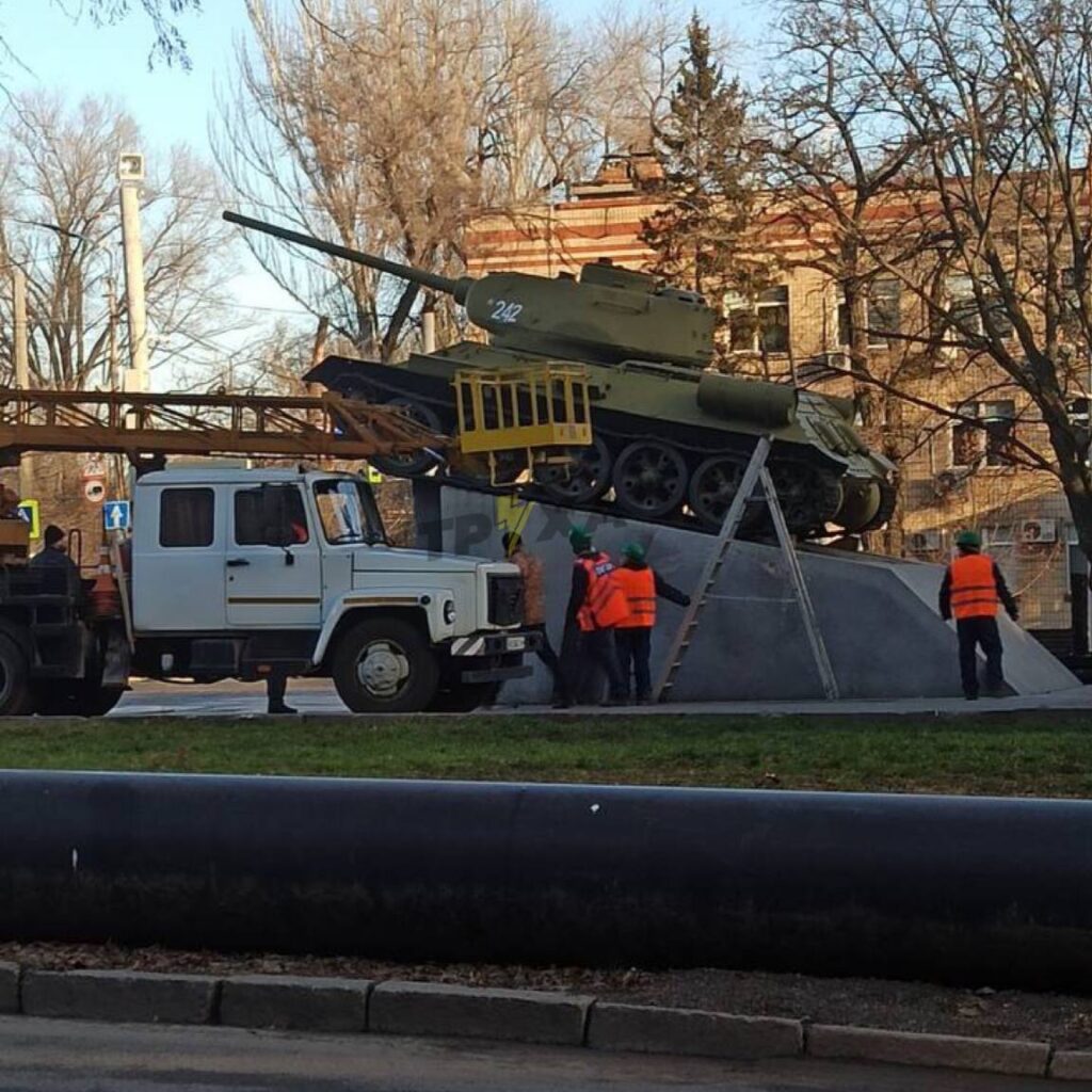 У Дніпрі демонтували ще два радянських пам’ятники