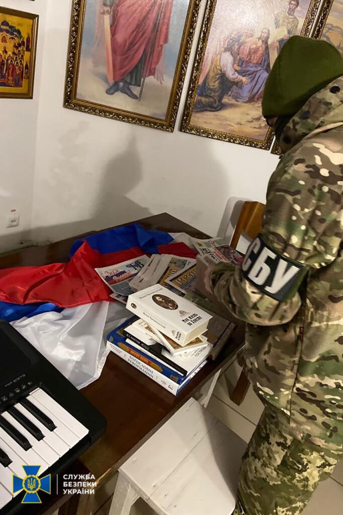 СБУ виявила в єпархіях УПЦ (МП) агітаційні листівки об’єднання Медведчука, російські «триколори» та колишні склади окупантів