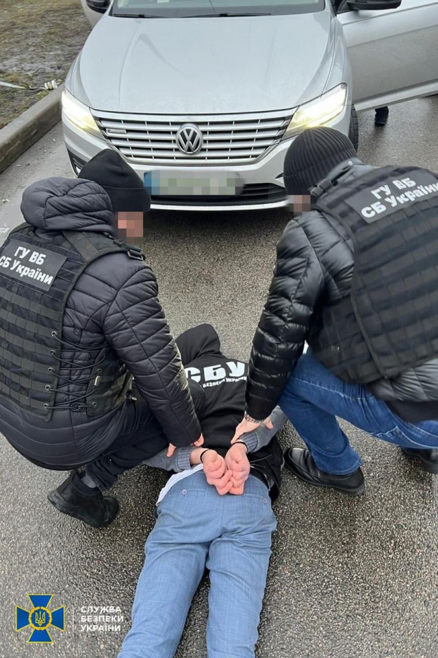 У Києві накрили ділків, які продавали росіянам українське громадянство за $10 тисяч