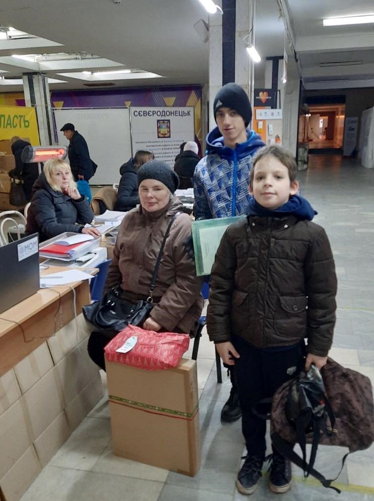 В Сєвєродонецькому хабі у Дніпрі 530 родин отримали подарунки до новорічних свят
