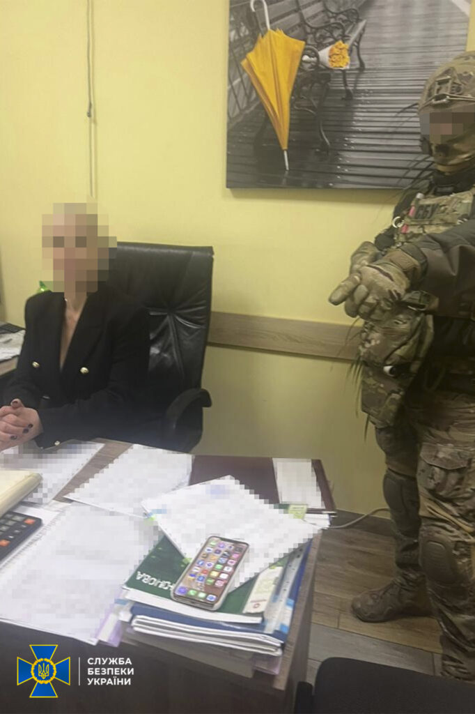 Посадовицю податкової служби Дніпропетровщини затримали на хабарі у понад півмільйона грн