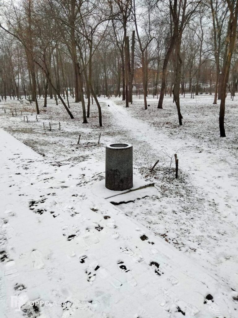 У одному з парків Кривого Рогу зрізали та викрали лавку