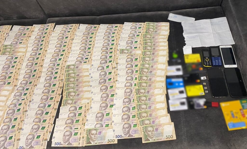 Продавали неіснуючі товари й послуги: у Кам’янському викрили групу шахраїв