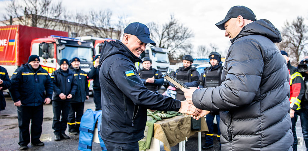 Захист від ворожих уламків: очільник Дніпропетровщини передав надзвичайникам саперні костюми