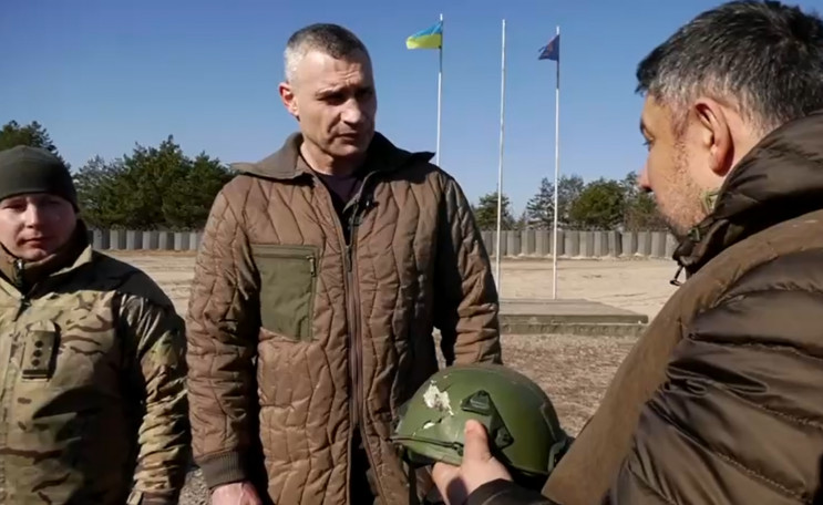Віталій Кличко відвідав військову частину, яка захищала аеропорт у Гостомелі, та передав допомогу