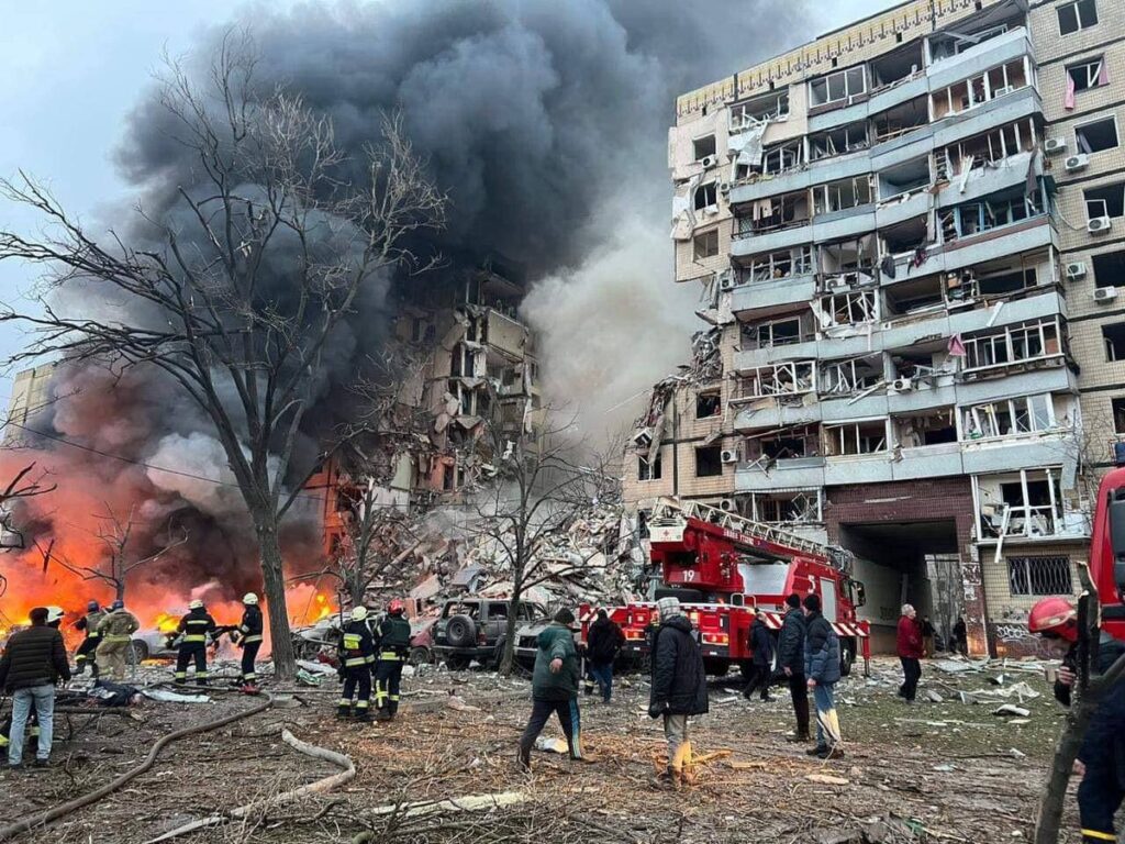 Біля знищеного ракетою будинку на Перемозі у Дніпрі на сороковини вшанували загиблих