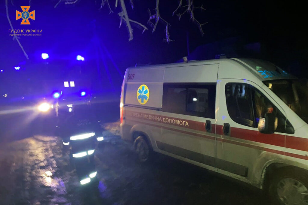 На Дніпропетровщині надзвичайники витягли “швидку допомогу” з грязюки