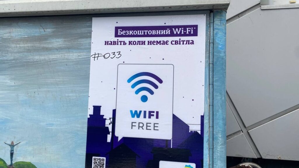 Безкоштовний інтернет навіть у блекаут. У Дніпрі провайдер встановив шафи, що роздають Wi-Fi