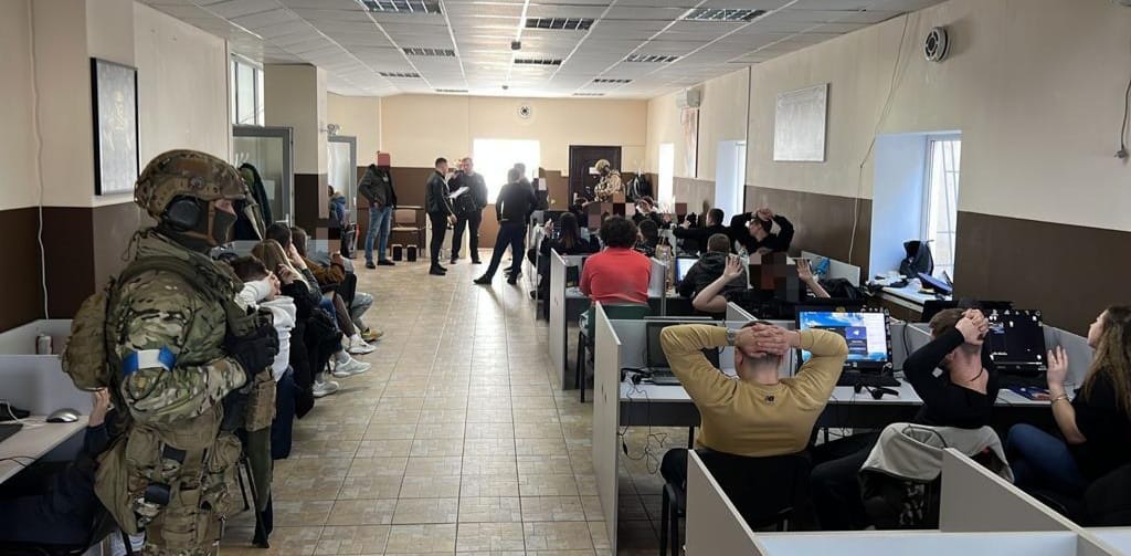 Поліцейська спецоперація у Дніпрі: затримано озброєних чоловіків, причетних до хуліганських дій