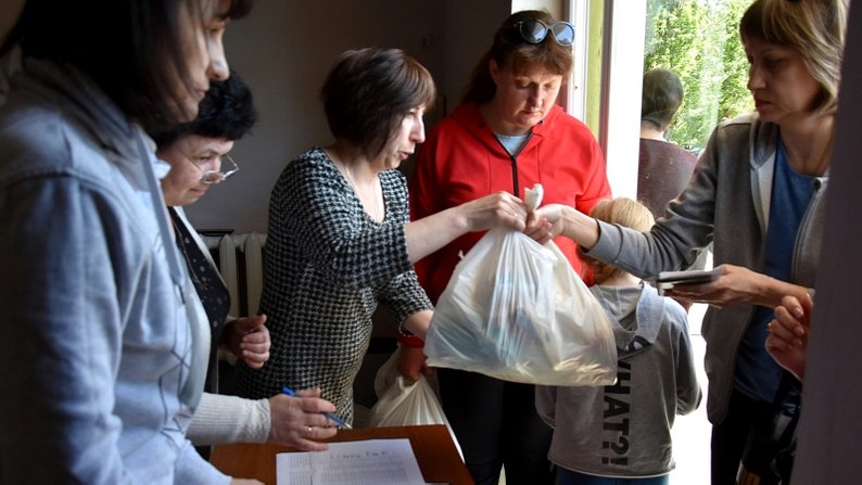 У двох хабах для переселенців на Дніпропетровщині видали півтори тисячі продуктових наборів: адреси центрів