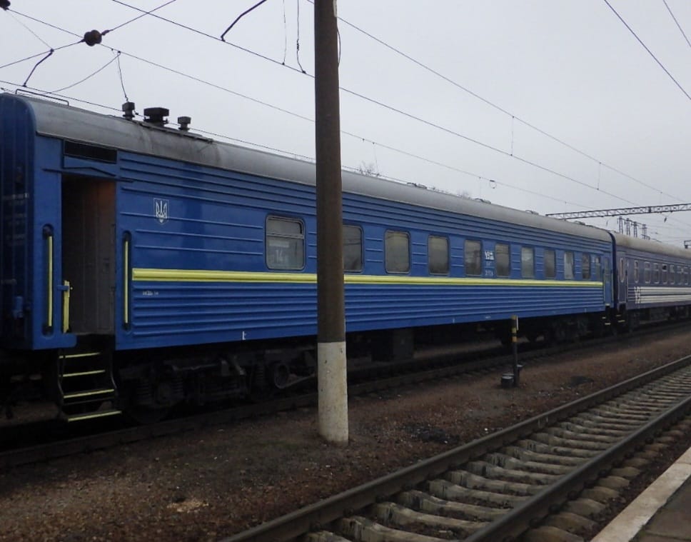 Конфлікт пасажирів поїзда закінчився замахом на вбивство: на Дніпропетровщині затримали 36-річного підозрюваного