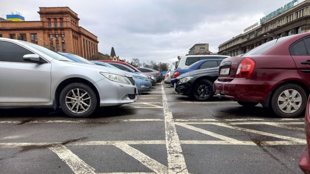 Що кажуть водії та адвокат про скасування тарифів на паркування автівок у Дніпрі