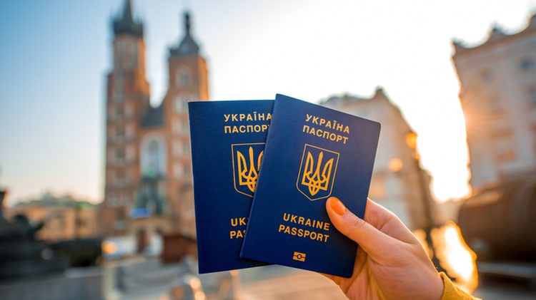 Українці зможуть працевлаштовуватись за кордоном безкоштовно: що передбачає новий закон