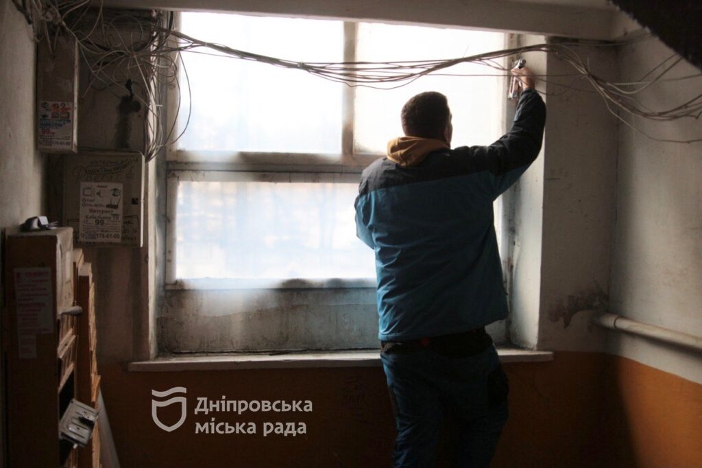 У Дніпрі міська влада замінить понад 120 вибитих вікон у будинках, постраждалих через ракетну атаку