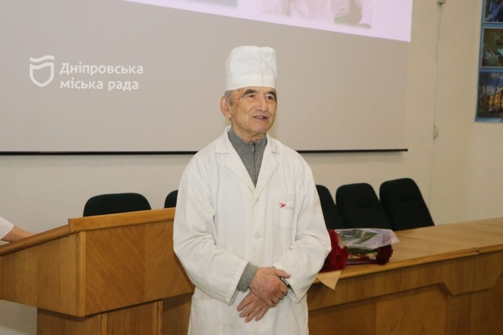 До 90-річного ювілею лікарю з Дніпра вручили  медаль “За заслуги перед містом”