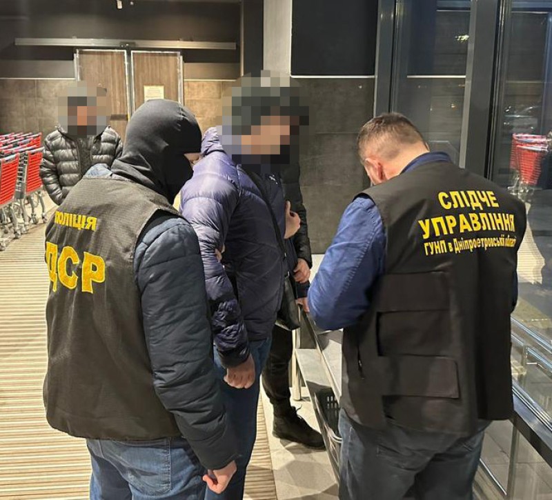 Залишили поховальний вінок, аби примусити сплатити «борг»: в Кривому Розі затримали вимагачів