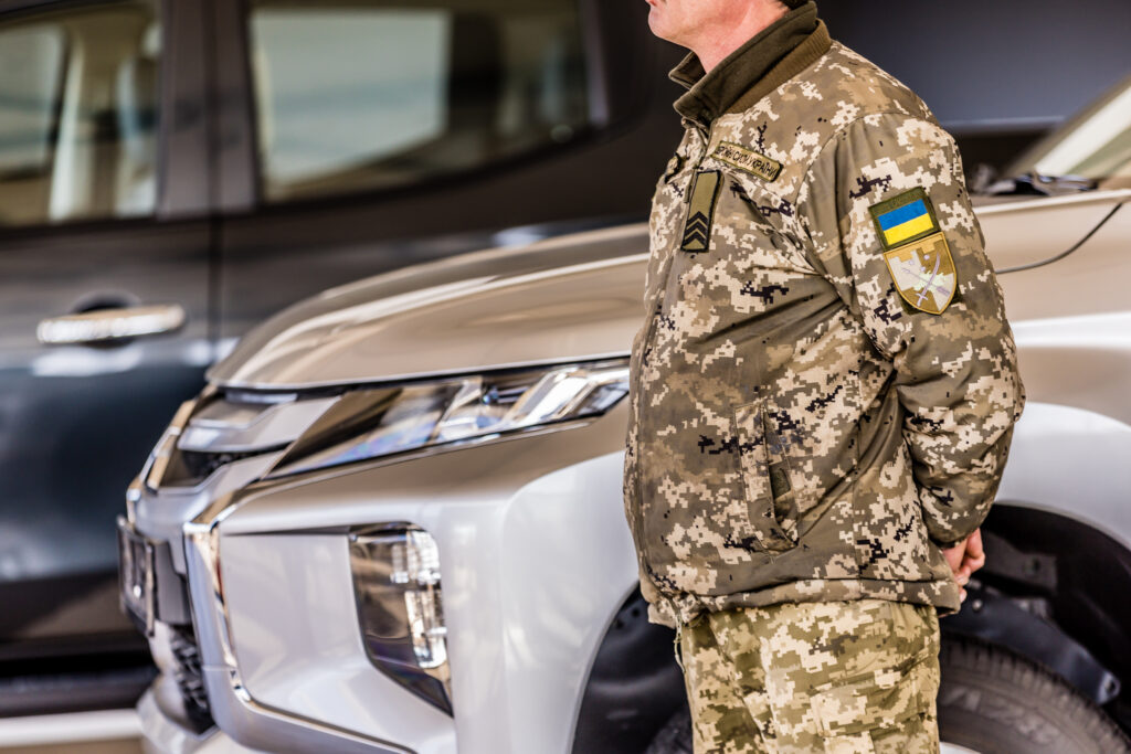 У ДніпроОВА передали нові пікапи теробороні