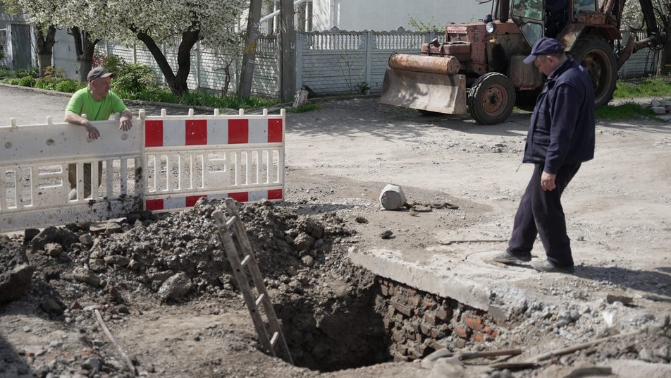 У Дніпрі прорвало трубу і обвалилася дорога: чи лагодять комунальники систему