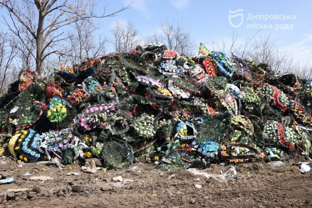 «Щороку вивозимо близько 350 вантажівок штучних вінків з кладовищ», – заступник мера Дніпра Лисенко